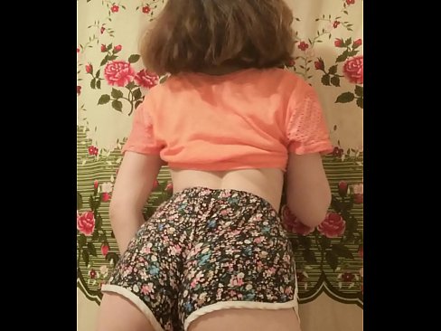 ❤️ Seksi enom bayek stripping mati dheweke kathok cendhak ing kamera ️ Saru keras ing kita