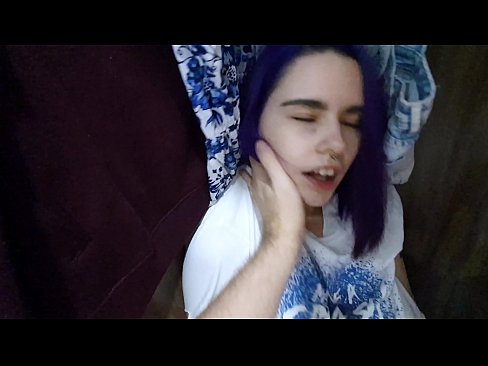 ❤️ Ketemu adhine ing lemari lan mbantu dheweke cum ️ Saru keras ing kita